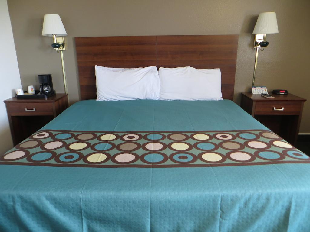 Super 8 By Wyndham Pueblo